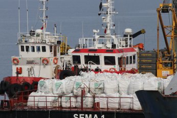 Karaya oturan gemideki yükler tahliye ediliyor