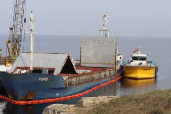 Karaya oturan gemideki yükler tahliye ediliyor