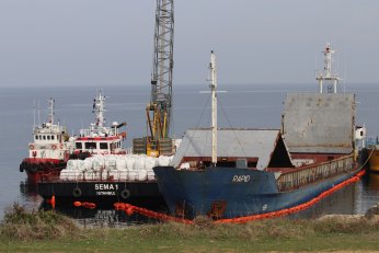 Karaya oturan gemideki yükler tahliye ediliyor