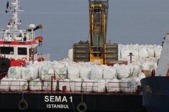 Karaya oturan gemideki yükler tahliye ediliyor