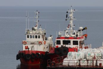 Karaya oturan gemideki yükler tahliye ediliyor