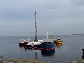 Karaya oturan gemideki yükler tahliye ediliyor