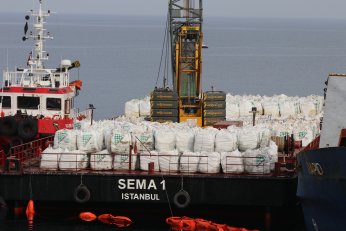 Karaya oturan gemideki yükler tahliye ediliyor