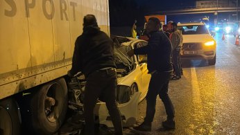 Otomobille tırın altına girdi: 1 yaralı