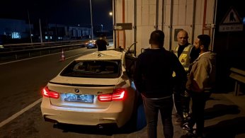 Otomobille tırın altına girdi: 1 yaralı