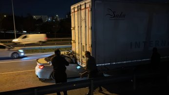 Otomobille tırın altına girdi: 1 yaralı