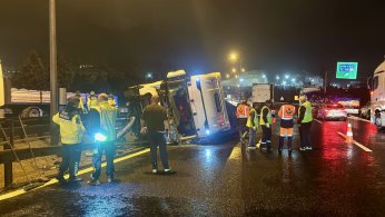 Granül yüklü tır devrildi: 1 yaralı