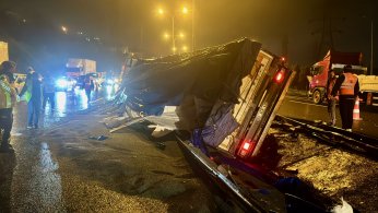 Granül yüklü tır devrildi: 1 yaralı
