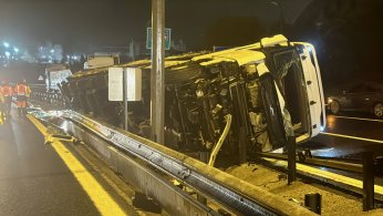 Granül yüklü tır devrildi: 1 yaralı