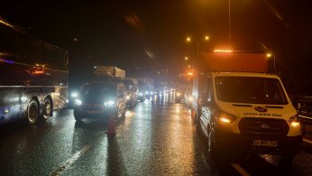 Granül yüklü tır devrildi: 1 yaralı