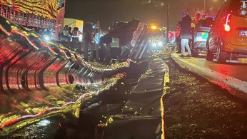 Granül yüklü tır devrildi: 1 yaralı