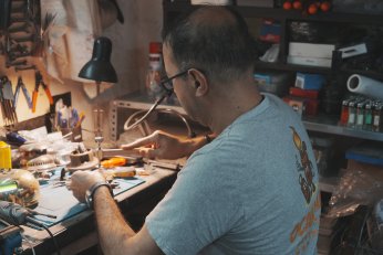 Metal antika eşyalara yeniden hayat veriyor