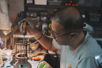 Metal antika eşyalara yeniden hayat veriyor