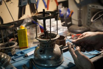 Metal antika eşyalara yeniden hayat veriyor