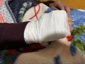 Otizmli genç fırında darbedildi