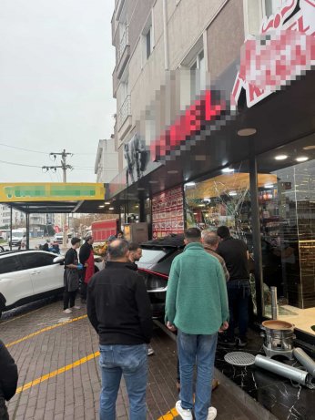 Kontrolden çıkan cip şarküteriye daldı