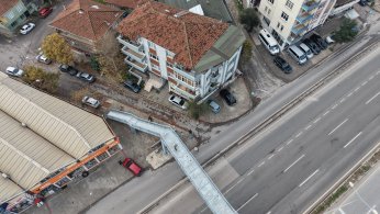 Davalık olan üst geçit yeniden yapıldı