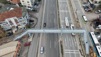 Davalık olan üst geçit yeniden yapıldı