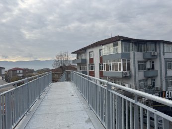 Davalık olan üst geçit yeniden yapıldı