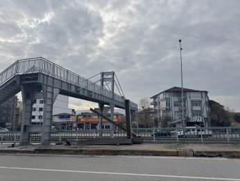 Davalık olan üst geçit yeniden yapıldı