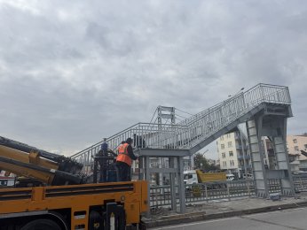 Davalık olan üst geçit yeniden yapıldı
