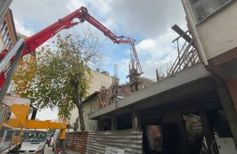 Beton dökerken yan evin duvarını yıktılar