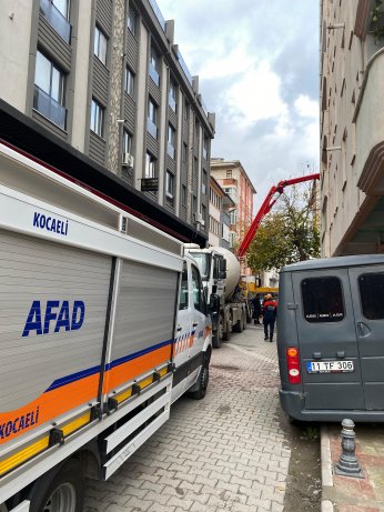 Beton dökerken yan evin duvarını yıktılar