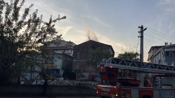 3 katlı binanın çatısında yangın