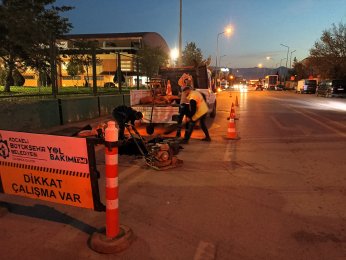Yol bakım onarımı gece gündüz sürüyor
