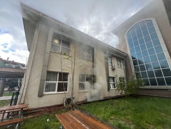 Okulun deposundaki yangın panik yarattı