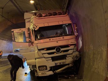 Otomobil, duvarla tır arasında sıkıştı