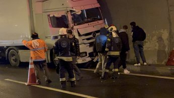 Otomobil, duvarla tır arasında sıkıştı