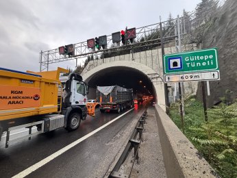 Otomobil, duvarla tır arasında sıkıştı