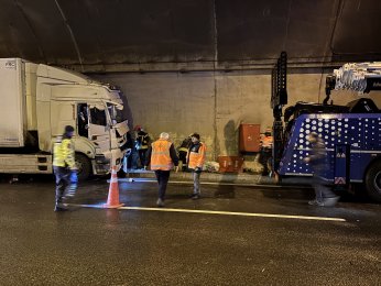 Otomobil, duvarla tır arasında sıkıştı