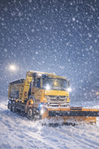 Ekipler yolları açık tutmak için çalışıyor