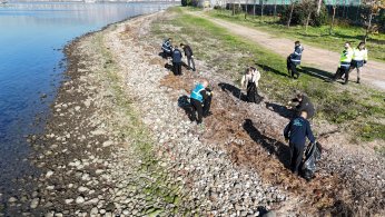 Kıyılardan binlerce kilo atık toplandı