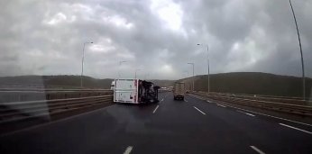 Fırtınada seyir halindeki kamyonet devrildi