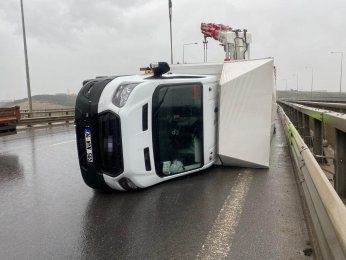 Fırtınada seyir halindeki kamyonet devrildi