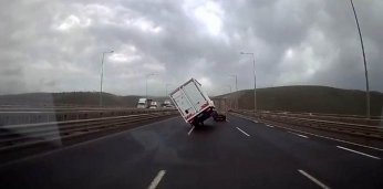 Fırtınada seyir halindeki kamyonet devrildi