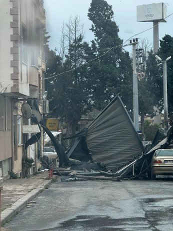Kocaeli’de fırtına hayatı felç etti