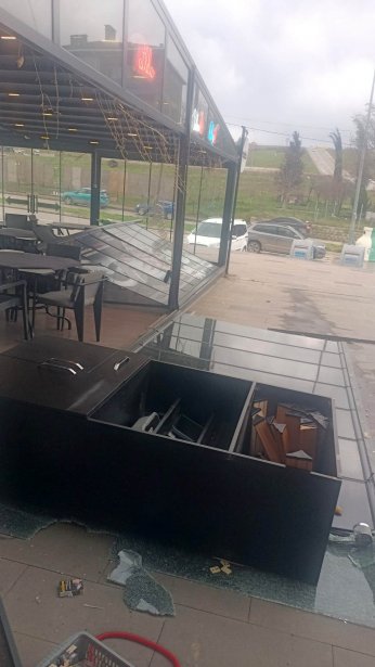 Kocaeli’de fırtına hayatı felç etti