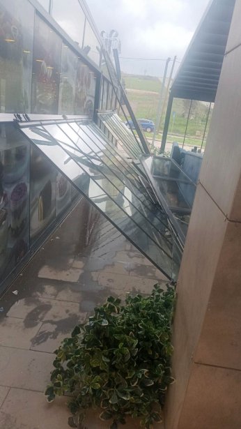 Kocaeli’de fırtına hayatı felç etti