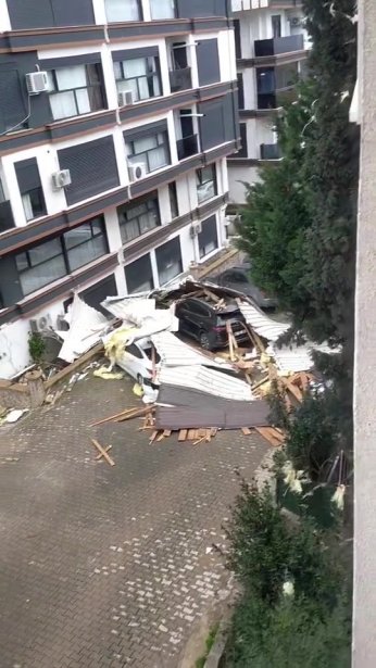 Kocaeli’de fırtına hayatı felç etti