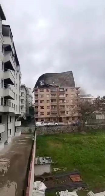 Kocaeli’de fırtına hayatı felç etti