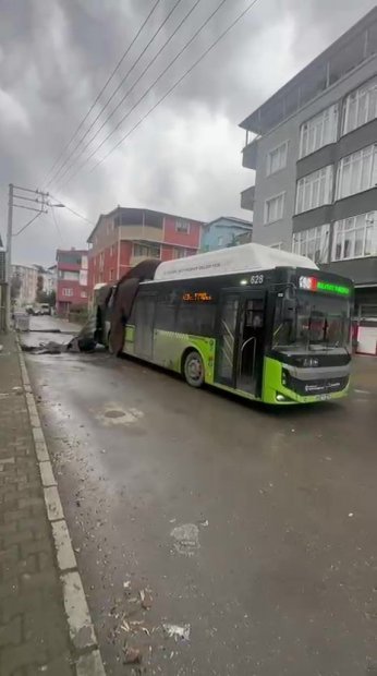 Kocaeli’de fırtına hayatı felç etti