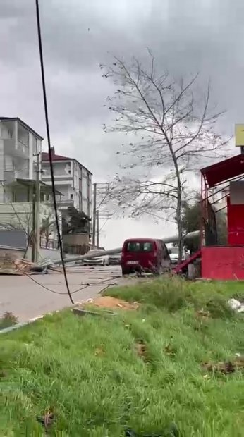 Kocaeli’de fırtına hayatı felç etti