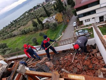 Fırtına mağduru aileye destek
