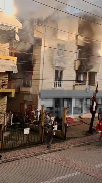 Apartmanın 2. katı alev alev yandı