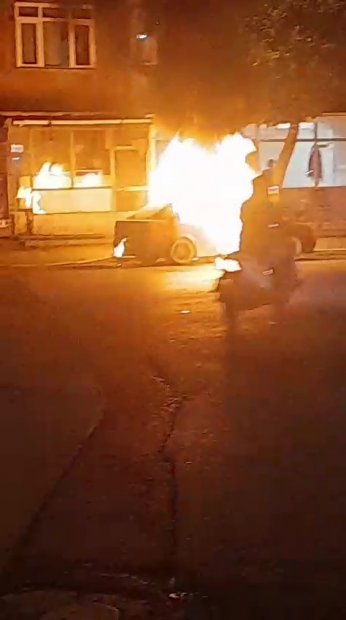 Park halindeki otomobil yandı