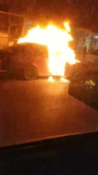 Park halindeki otomobil yandı